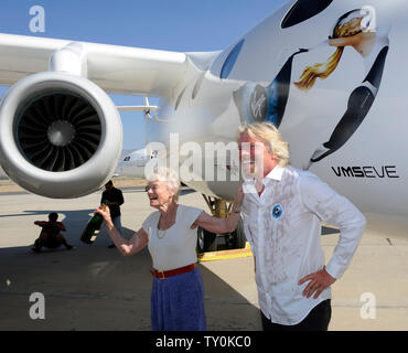 Fondateur du groupe Virgin Richard Branson milliardaire savoure l'instant qu'il baptise un bateau-mère de Virgin Galactic WhiteKnightTwo, Eve, en l'honneur de sa mère Eve Branson (L) lors de son lancement à Mojave, Californie le 28 juillet 2008. Les deux aéronefs fuselage chevalier blanc deux vaisseau sera de lancer deux passagers commerciaux dans l'espace. (Photo d'UPI/Jim Ruymen) Banque D'Images