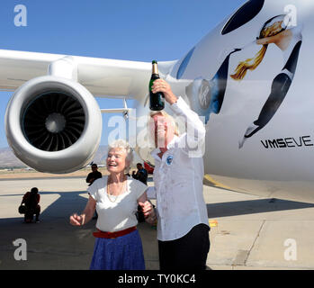 Fondateur du groupe Virgin Richard Branson milliardaire est titulaire d'une bouteille de champagne qu'il baptise un bateau-mère de Virgin Galactic WhiteKnightTwo, Eve, en l'honneur de sa mère Eve Branson (L) lors de son lancement à Mojave, Californie le 28 juillet 2008. Les deux aéronefs fuselage chevalier blanc deux vaisseau sera de lancer deux passagers commerciaux dans l'espace. (Photo d'UPI/Jim Ruymen) Banque D'Images