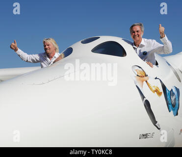 Fondateur du groupe Virgin Richard Branson milliardaire (L) et Burt Rutan, Scaled Composites, président de vague à partir de la fenêtre de la Virgin Galactic mothership WhiteKnightTwo lors de son lancement public à Mojave, Californie le 28 juillet 2008. Les deux aéronefs fuselage WhiteKnightTwo transportera SpaceShipTwo pour lancer passagers commerciaux dans l'espace. (Photo d'UPI/Jim Ruymen) Banque D'Images