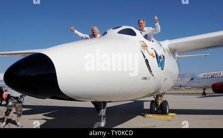 Fondateur du groupe Virgin Richard Branson milliardaire (L) et Burt Rutan, Scaled Composites, président de vague à partir de la fenêtre de la Virgin Galactic mothership WhiteKnightTwo lors de son lancement public à Mojave, Californie le 28 juillet 2008. Les deux aéronefs fuselage WhiteKnightTwo transportera SpaceShipTwo pour lancer passagers commerciaux dans l'espace. (Photo d'UPI/Jim Ruymen) Banque D'Images