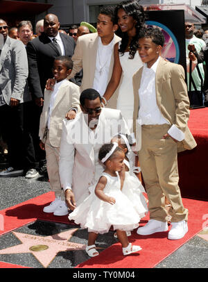 Sean Diddy Combs rassemble autour de son étoile avec sa petite amie, modèle Kim Porter et leurs enfants les peignes reçoit le 262e, 2 étoile sur le Hollywood Walk of Fame à Los Angeles le 2 mai 2008. Enfants illustré (L-R) Les peignes et Porter's fils Christian, Porter's fils Quincy Jones Brown Jr., peignes et Porter's filles jumelles d'Lila Star Combs et Jessie James Combs et peignes et Porter's fils Justin Dior Combs. (Photo d'UPI/Jim Ruymen) Banque D'Images