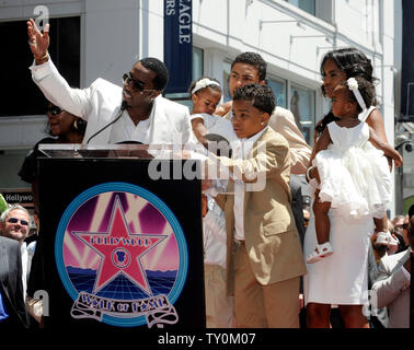 Sean Diddy Combs introduit son étoile avec sa petite amie, modèle Kim Porter et leurs enfants les peignes reçoit le 262e, 2 étoile sur le Hollywood Walk of Fame à Los Angeles le 2 mai 2008. Enfants illustré (L-R) Les peignes et Porter's fils Christian, Porter's fils Quincy Jones Brown Jr., peignes et Porter's filles jumelles d'Lila Star Combs et Jessie James Combs et peignes et Porter's fils Justin Dior Combs. (Photo d'UPI/Jim Ruymen) Banque D'Images