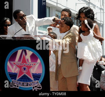 Sean Diddy Combs introduit son étoile avec sa petite amie, modèle Kim Porter et leurs enfants les peignes reçoit le 262e, 2 étoile sur le Hollywood Walk of Fame à Los Angeles le 2 mai 2008. Enfants illustré (L-R) Les peignes et Porter's fils Christian, Porter's fils Quincy Jones Brown Jr., peignes et Porter's filles jumelles d'Lila Star Combs et Jessie James Combs et peignes et Porter's fils Justin Dior Combs. (Photo d'UPI/Jim Ruymen) Banque D'Images