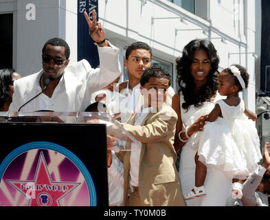 Sean Diddy Combs introduit son étoile avec sa petite amie, modèle Kim Porter et leurs enfants les peignes reçoit le 262e, 2 étoile sur le Hollywood Walk of Fame à Los Angeles le 2 mai 2008. Enfants illustré (L-R) Les peignes et Porter's fils Christian, Porter's fils Quincy Jones Brown Jr., peignes et Porter's filles jumelles d'Lila Star Combs et Jessie James Combs et peignes et Porter's fils Justin Dior Combs. (Photo d'UPI/Jim Ruymen) Banque D'Images