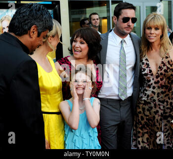 George Lopez, Radha Mitchell, Adriana Barraza, Morgan Lily (premier plan), Luke Wilson et Cheryl Hines (L-R), acteurs dans la comédie dramatique motion photo 'Henry Poole est ici', recueillir sur le tapis rouge lors de la première du film à l'Arclight Cinerama Dome à Los Angeles le 7 août 2008. (Photo d'UPI/Jim Ruymen) Banque D'Images