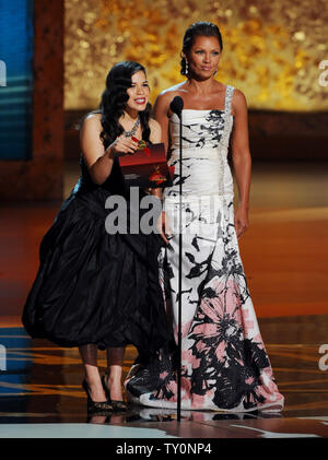 America Ferrera (L) et Vanessa Williams présente le prix de l'actrice dans une série dramatique pour Glenn Close pour "des dommages et intérêts à la 60th annual Primetime Emmy Awards à Los Angeles le 21 septembre 2008. (Photo d'UPI/Jim Ruymen) Banque D'Images