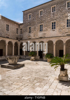 Cloître de monastère franciscain de la vieille ville de Zadar en Croatie Banque D'Images