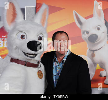 John Lasseter, directeur général de la création d'pour Walt Disney et Pixar Animation Studios et producteur exécutif du film d'animation 'Bolt' de Walt Disney Animation Studios, pose avec le caractère à hauteur de la première du film à Los Angeles le 17 novembre 2008. (UPI/Photo/Jim Ruymen) Banque D'Images