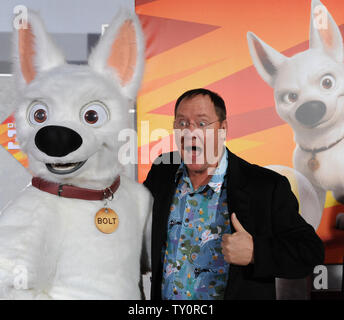 John Lasseter, directeur général de la création d'pour Walt Disney et Pixar Animation Studios et producteur exécutif du film d'animation 'Bolt' de Walt Disney Animation Studios, pose avec le caractère à hauteur de la première du film à Los Angeles le 17 novembre 2008. (UPI/Photo/Jim Ruymen) Banque D'Images