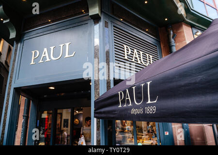 Strasbourg, France - 22 juillet 2017 : Rue des grandes arcades rue avec Paul boulangerie patisserie cafe Banque D'Images