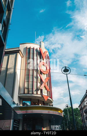 Strasbourg, France - 22 juillet 2017 : cinema Vox cinéma dans le centre de Strasbourg avec de grandes lettres de néon rouge et ciel bleu clair Banque D'Images