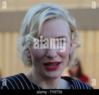 L'actrice australienne Cate Blanchett est interviewé à la suite d'une cérémonie d'inauguration l'honorer avec le 2,376ème étoile sur le Hollywood Walk of Fame à Los Angeles le 5 décembre 2008. (Photo d'UPI/Jim Ruymen. Banque D'Images