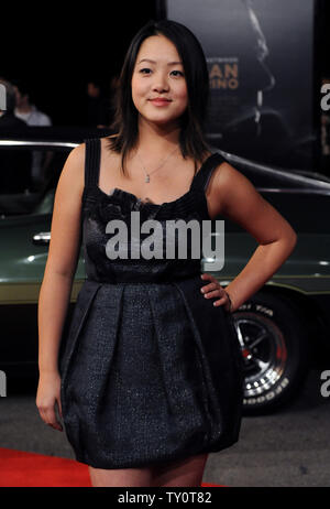 Son actrice Ahney, un acteur de Clint Eastwood's new motion picture thriller 'Gran Torino' assiste à la première mondiale du film sur la Warner Bros. studio lot de Burbank, Californie, le 9 décembre 2008.(UPI Photo/Jim Ruymen) Banque D'Images