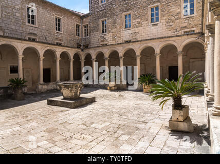 Cloître de monastère franciscain de la vieille ville de Zadar en Croatie Banque D'Images