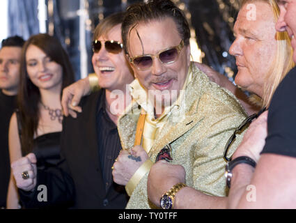 Mickey Rourke, un acteur dans la motion picture drama 'The Wrestler', assiste à la première du film en compagnie de l'ancien les lutteurs professionnels à l'Academy of Motion Picture Arts & Sciences à Beverly Hills, Californie le 16 décembre 2008. (Photo d'UPI/Hector Mata) Banque D'Images