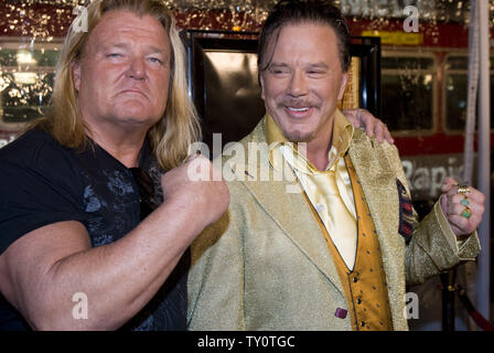 Mickey Rourke (L), un acteur dans la motion picture drama 'The Wrestler', assiste à la première du film en compagnie de l'ancien lutteur professionnel Valentine à l'Academy of Motion Picture Arts & Sciences à Beverly Hills, Californie le 16 décembre 2008. (Photo d'UPI/Hector Mata) Banque D'Images