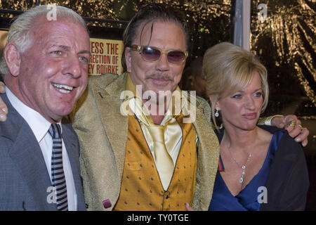 Mickey Rourke (C), un acteur dans la motion picture drama 'The Wrestler', assiste à la première du film en compagnie de l'ancien catcheur Américain Rick Flair et sa petite amie Jackie à l'Academy of Motion Picture Arts & Sciences à Beverly Hills, Californie le 16 décembre 2008. (Photo d'UPI/Hector Mata) Banque D'Images