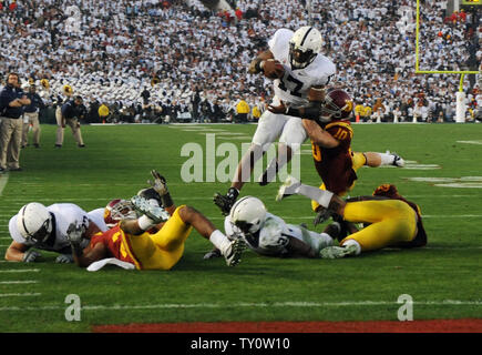 Penn State Nittany Lions' quarterback Daryll Clark est abordé par l'USC Trojans' secondeur Brian Cushing au cours du quatrième trimestre dans le 95e jeu Rose Bowl de Pasadena, Californie le 1 janvier 2009. (Photo d'UPI/Jim Ruymen) Banque D'Images