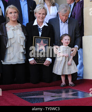 L'actrice Glenn Close est rejoint par sa fille Annie Starke (L) et mari David Shaw et sa fille Lucie Shaw, après qu'elle a été honorée avec le 2,378ème étoile sur le Hollywood Walk of Fame au cours d'une cérémonie de dévoilement à Los Angeles le 12 janvier 2009. (Photo d'UPI/Jim Ruymen) Banque D'Images