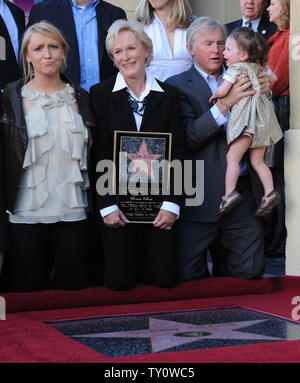 L'actrice Glenn Close est rejoint par sa fille Annie Starke (L) et mari David Shaw et sa fille Lucie Shaw, après qu'elle a été honorée avec le 2,378ème étoile sur le Hollywood Walk of Fame au cours d'une cérémonie de dévoilement à Los Angeles le 12 janvier 2009. (Photo d'UPI/Jim Ruymen) Banque D'Images