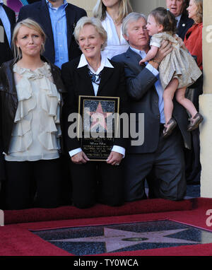 L'actrice Glenn Close est rejoint par sa fille Annie Starke (L) et mari David Shaw et sa fille Lucie Shaw, après qu'elle a été honorée avec le 2,378ème étoile sur le Hollywood Walk of Fame au cours d'une cérémonie de dévoilement à Los Angeles le 12 janvier 2009. (Photo d'UPI/Jim Ruymen) Banque D'Images