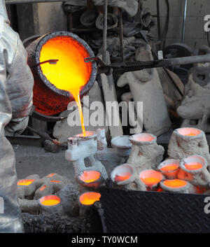 Métal bronze fondu est coulé dans des moules pendant le coulage de la Screen Actors Guild Award statuettes à l'American Fine Arts fonderie à Burbank, Californie le 14 janvier 2009. L'acteur statuettes seront remis aux lauréats lors de la 15e édition annuelle de SAG Awards a eu lieu le 25 janvier à Los Angeles. (Photo d'UPI/Jim Ruymen) Banque D'Images