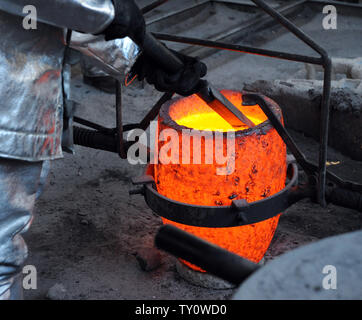 Ouvriers préparer le métal bronze fondu pour être coulée dans des moules pendant le coulage de la Screen Actors Guild Award statuettes à l'American Fine Arts fonderie à Burbank, Californie le 14 janvier 2009. L'acteur statuettes seront remis aux lauréats lors de la 15e édition annuelle de SAG Awards a eu lieu le 25 janvier à Los Angeles. (Photo d'UPI/Jim Ruymen) Banque D'Images