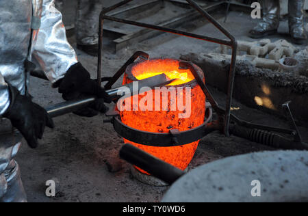 Ouvriers préparer le métal bronze fondu pour être coulée dans des moules pendant le coulage de la Screen Actors Guild Award statuettes à l'American Fine Arts fonderie à Burbank, Californie le 14 janvier 2009. L'acteur statuettes seront remis aux lauréats lors de la 15e édition annuelle de SAG Awards a eu lieu le 25 janvier à Los Angeles. (Photo d'UPI/Jim Ruymen) Banque D'Images