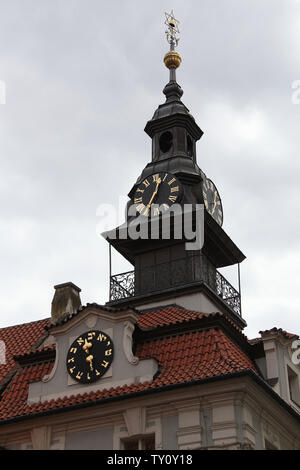 Le célèbre Hôtel de Ville juif à Prague avec ses deux horloges indiquant l'heure avec chiffres romains et chiffres arabes hébreu aussi marquages Banque D'Images