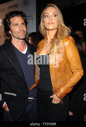 Elizabeth Berkley et son mari Greg Lauren arrivent à l'événement Les enfants Mending Cœur honorer l'International Medical Corps au House of Blues à Los Angeles le 18 février 2009. (Photo d'UPI/Jim Ruymen) Banque D'Images