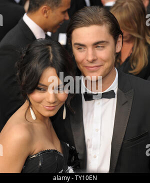 Zac Efron (R) et Vanessa Hudgens arriver à la 81e soirée des Oscars à Hollywood le 22 février 2009. (UPI Photo/ Roger L. Wollenberg) Banque D'Images