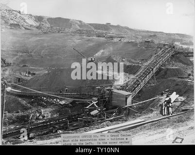 Zone d'excavation côté Est - pente de fuite sur la gauche. Dans la partie centrale supérieure de 770 est 'tripper' au sable et gravier mixer les piles de stockage et la bande qui mène à l'ouest de mixage. Dans le centre est et le substratum du pilier sur la gauche du bassin versant, et d'un convoyeur d'une des mangeoires. ; Portée et contenu : la photographie de deux volumes d'une série d'albums de photos documentant la construction du barrage de Grand Coulee et travaux connexes sur le bassin du Columbia Projet. Banque D'Images