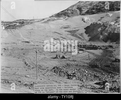 Zone d'excavation côté Est - pente de fuite sur la gauche. Dans la partie centrale supérieure de 770 est 'tripper' au sable et gravier mixer les piles de stockage et la bande qui mène à l'ouest de mixage. Dans le centre est et le substratum du pilier sur la gauche du bassin versant, et d'un convoyeur d'une des mangeoires. ; Portée et contenu : la photographie de deux volumes d'une série d'albums de photos documentant la construction du barrage de Grand Coulee et travaux connexes sur le bassin du Columbia Projet. Banque D'Images