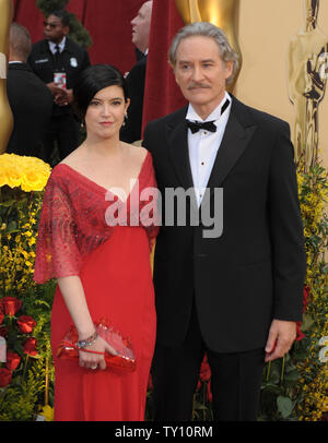 L'acteur Kevin Kline et sa femme Phoebe Cates arrivent à la 81e soirée des Oscars à Hollywood le 22 février 2009. (UPI Photo/ Roger L. Wollenberg) Banque D'Images