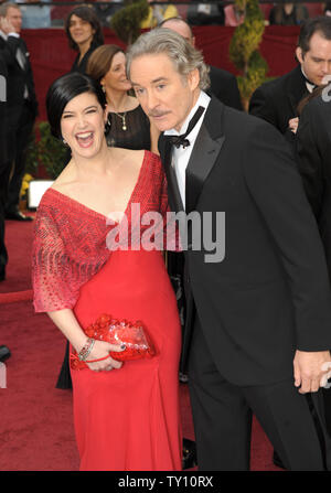 L'acteur Kevin Kline et sa femme Phoebe Cates arrivent à la 81e soirée des Oscars à Hollywood le 22 février 2009. (UPI Photo/ Roger L. Wollenberg) Banque D'Images