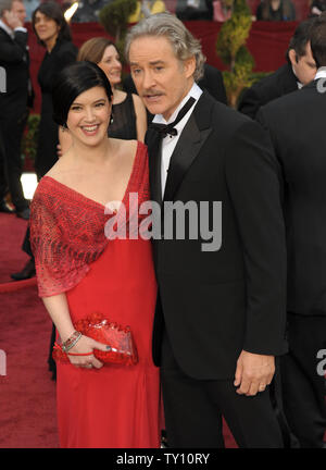 L'acteur Kevin Kline et sa femme Phoebe Cates arrivent à la 81e soirée des Oscars à Hollywood le 22 février 2009. (UPI Photo/ Roger L. Wollenberg) Banque D'Images