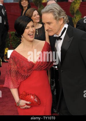 L'acteur Kevin Kline et sa femme Phoebe Cates arrivent à la 81e soirée des Oscars à Hollywood le 22 février 2009. (UPI Photo/ Roger L. Wollenberg) Banque D'Images