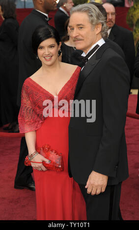 L'acteur Kevin Kline et sa femme Phoebe Cates arrivent à la 81e soirée des Oscars à Hollywood le 22 février 2009. (UPI Photo/ Roger L. Wollenberg) Banque D'Images