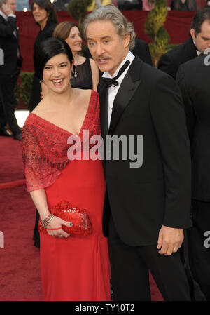 L'acteur Kevin Kline et sa femme Phoebe Cates arrivent à la 81e soirée des Oscars à Hollywood le 22 février 2009. (UPI Photo/ Roger L. Wollenberg) Banque D'Images