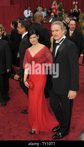 L'acteur Kevin Kline et sa femme Phoebe Cates arrivent à la 81e soirée des Oscars à Hollywood le 22 février 2009. (UPI Photo/ Roger L. Wollenberg) Banque D'Images