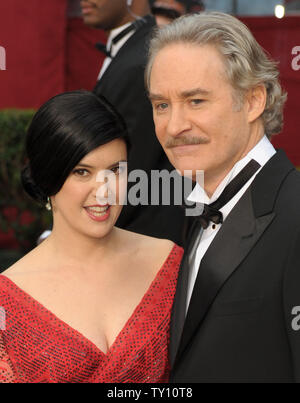 L'acteur Kevin Kline et sa femme Phoebe Cates arrivent à la 81e soirée des Oscars à Hollywood le 22 février 2009. (UPI Photo/ Roger L. Wollenberg) Banque D'Images