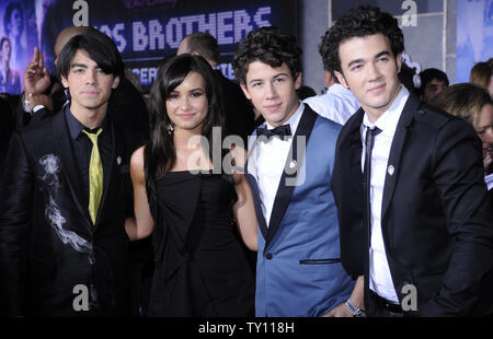 Joe Jonas (L-R),Demi Lovato, Nick Jonas et Kevin Jonas assister à la première du film 'Jonas Brothers : The 3D Concert Experiece" à Los Angeles le 24 février 2009. (UPI Photo/ Phil McCarten) Banque D'Images