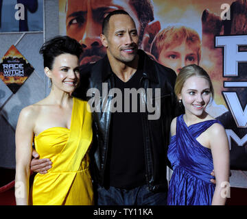 Acteurs Carla Gugino, Dwayne Johnson et AnnaSophia Robb (L-R) assister à la première du film thriller de science-fiction à la 'race', la montagne aux sorcières au El Capitan Theatre de Los Angeles le 11 mars 2009. (Photo d'UPI/Jim Ruymen) Banque D'Images