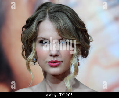 La chanteuse Taylor Swift , un acteur dans la comédie musicale du film "Hannah Montana the Movie", assiste à la première du film au El Capitan Theatre dans la section Hollywood de Los Angeles le 2 avril 2009. (Photo d'UPI/Jim Ruymen) Banque D'Images