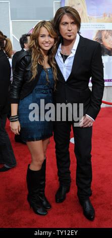 La chanteuse Miley Cyrus et son père Billy Ray Cyrus, acteurs dans la motion photo de la comédie musicale "Hannah Montana the Movie', assister à la première du film au El Capitan Theatre dans la section Hollywood de Los Angeles le 2 avril 2009. (Photo d'UPI/Jim Ruymen) Banque D'Images