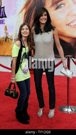 L'actrice Teri Hatcher et sa fille Emerson Rose Tenney assister à la première du film de la comédie musicale "Hannah Montana the Movie', à l'El Capitan Theatre dans la section Hollywood de Los Angeles le 2 avril 2009. (Photo d'UPI/Jim Ruymen) Banque D'Images