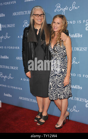 LOS ANGELES, CA. Le 16 septembre 2009 Directeur : Jane Campion (en noir) et actrice Holly Hunter à la Los Angeles premiere du nouveau film de Campion 'Bright Star' à l'Arclight Theatre, à Hollywood. © 2009 Paul Smith / Featureflash Banque D'Images