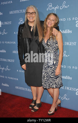 LOS ANGELES, CA. Le 16 septembre 2009 Directeur : Jane Campion (en noir) et actrice Holly Hunter à la Los Angeles premiere du nouveau film de Campion 'Bright Star' à l'Arclight Theatre, à Hollywood. © 2009 Paul Smith / Featureflash Banque D'Images