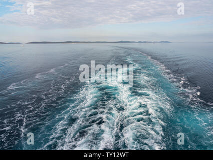 Îles au large de la côte de la Croatie, en tant que navire de croisière Zadar approches Banque D'Images