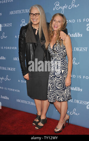 LOS ANGELES, CA. Le 16 septembre 2009 Directeur : Jane Campion (en noir) et actrice Holly Hunter à la Los Angeles premiere du nouveau film de Campion 'Bright Star' à l'Arclight Theatre, à Hollywood. © 2009 Paul Smith / Featureflash Banque D'Images